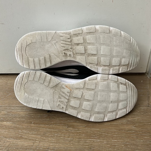 Nike womens running sneakers Tanjun size 8 - Picture 6 of 6